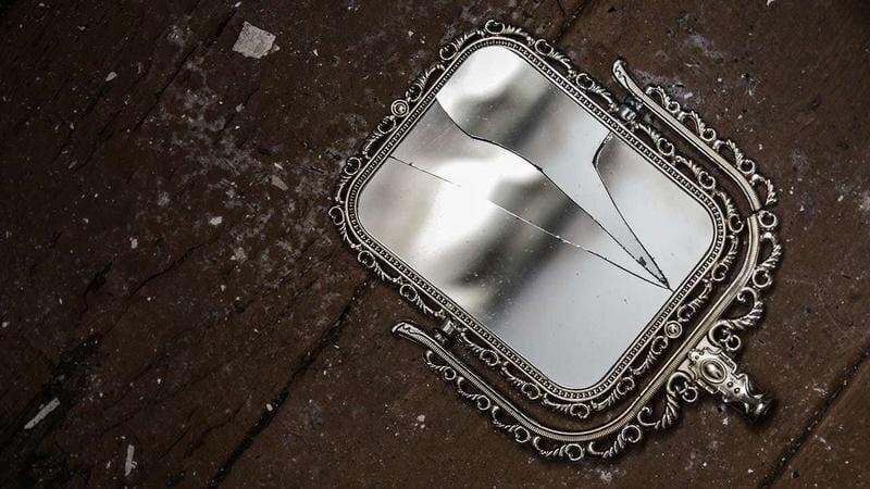 File:Broken-mirror-superstition.jpg