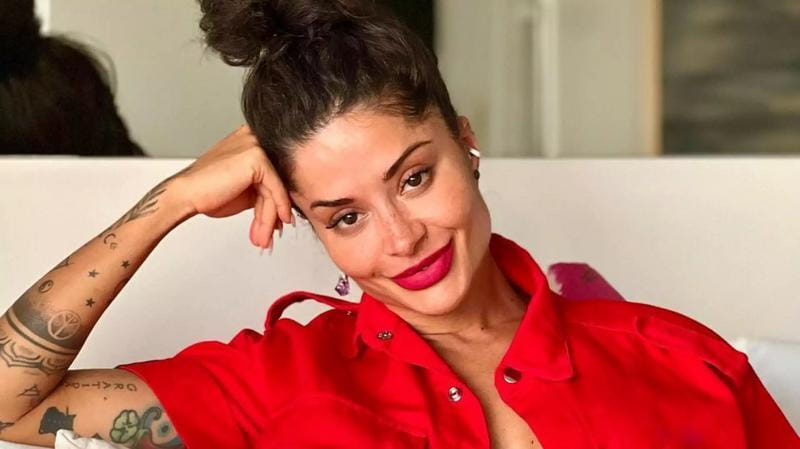 File:Red blouse.jpg