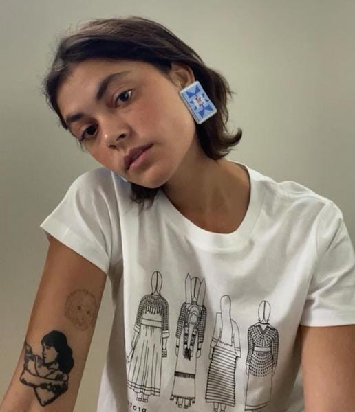 File:Mizha-simple-tee.jpg